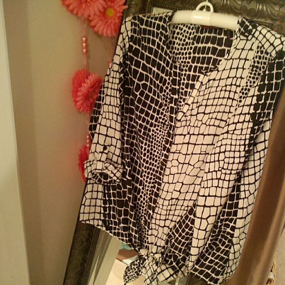 Sofia Vergara Black and white tie blouse M